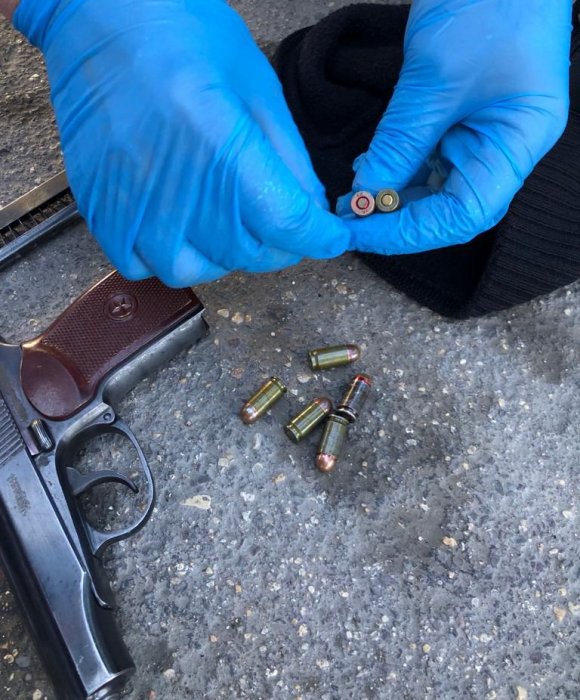 Подозреваемую в вымогательстве преступную группу задержали в Мангистау с боевым оружием