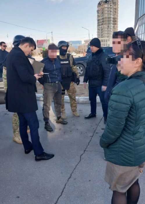 Подозреваемую в вымогательстве преступную группу задержали в Мангистау с боевым оружием