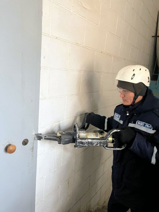 В Актау мужчина выпал с балкона третьего этажа и приземлился на козырек