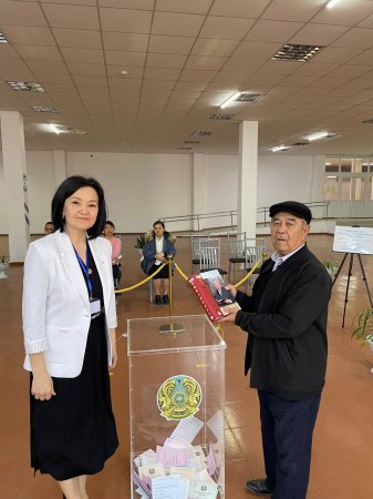 Почетный гражданин Каракиянского района  проголосовал на вновь открывшемся избирательном участке