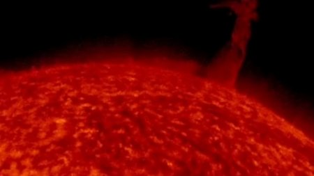 В 10 раз больше Земли: гигантский "торнадо" засняли на Солнце