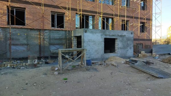 Техника безопасности нулевая: падения кирпичей и бетона на стройке опасаются жители Актау