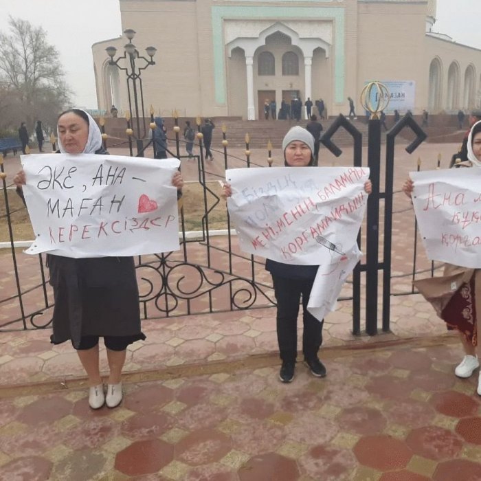 В Актау общественники провели пикет против бытового насилия в стране