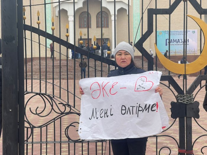 В Актау общественники провели пикет против бытового насилия в стране