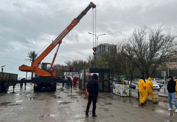 Незаконные павильоны и детские электромобили убирают с набережной Актау