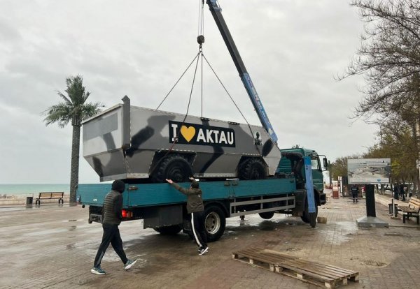 Незаконные павильоны и детские электромобили убирают с набережной Актау