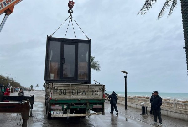 Незаконные павильоны и детские электромобили убирают с набережной Актау