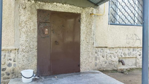 Очистим подъезды от объявлений: молодой человек объявил челлендж в Актау