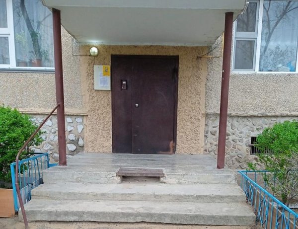 Очистим подъезды от объявлений: молодой человек объявил челлендж в Актау