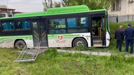 ДТП с автобусом в Шымкенте: водитель забыл поставить ручной тормоз