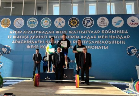 Тяжелоатлет из Актау стала серебряным призёром чемпионата страны