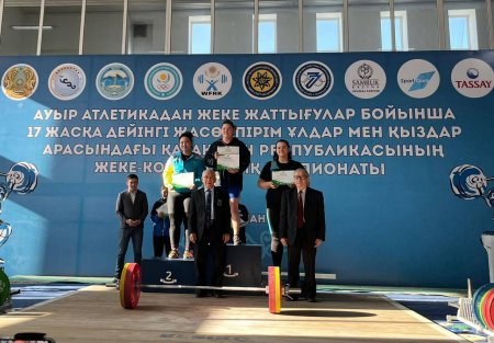 Тяжелоатлет из Актау стала серебряным призёром чемпионата страны