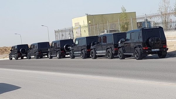 Музыканты и кортежи «Гелендвагенов» под окнами роддома в Актау! Врачи просят не устраивать шоу