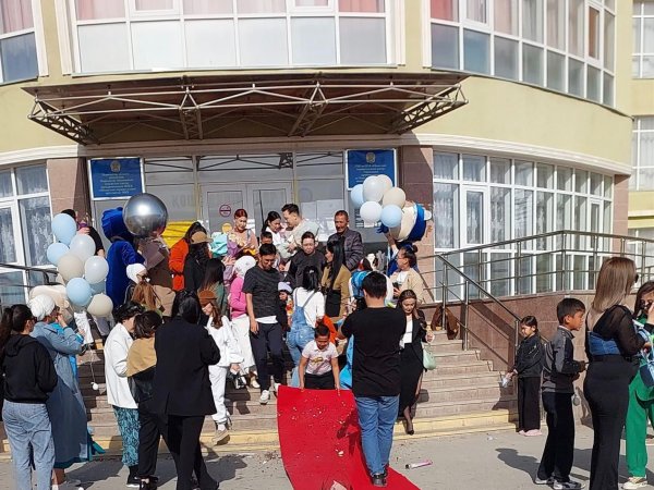 Музыканты и кортежи «Гелендвагенов» под окнами роддома в Актау! Врачи просят не устраивать шоу