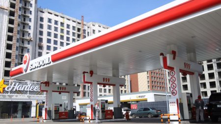 Почему на АЗС старые цены на бензин и дизтопливо, объяснили в Минэнерго