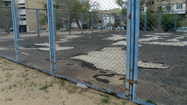 Проголосуй: кто займется ремонтом футбольного поля в центре Актау