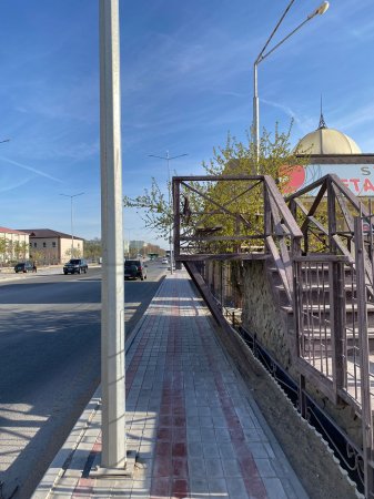 Перегородили тротуар для пешеходов 