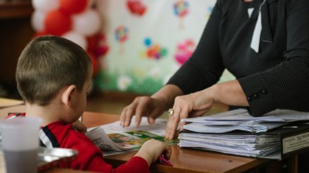 Глава отдела образования в Актюбинской области решила заработать на сиротах 