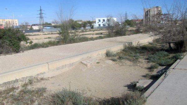 Преграда с препятствиями: пешеходную дорожку просят жители Актау