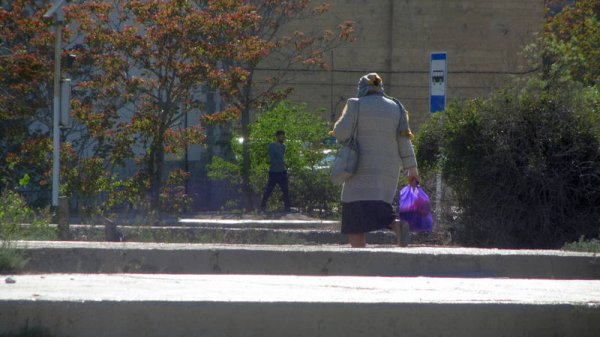 Преграда с препятствиями: пешеходную дорожку просят жители Актау