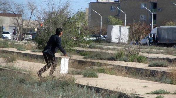 Преграда с препятствиями: пешеходную дорожку просят жители Актау