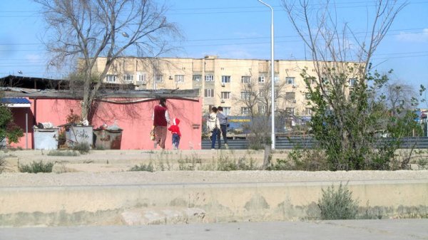 Преграда с препятствиями: пешеходную дорожку просят жители Актау