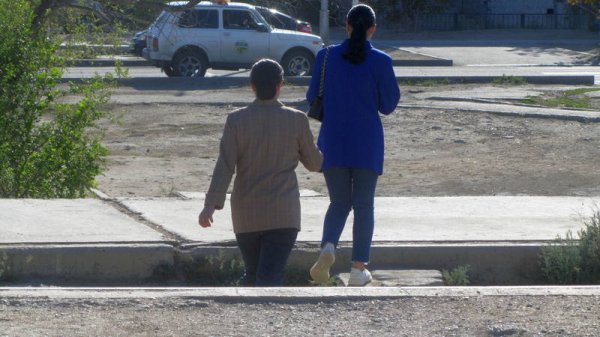 Преграда с препятствиями: пешеходную дорожку просят жители Актау