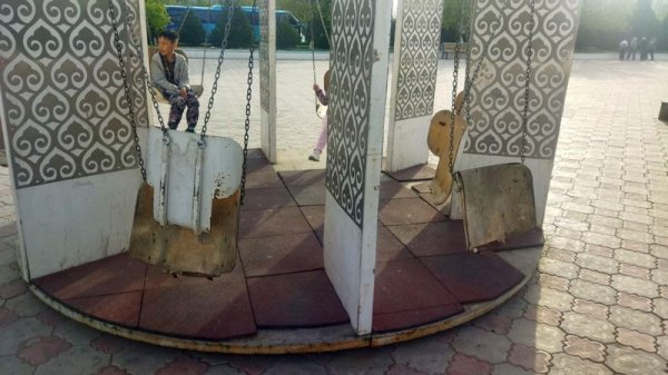 В каком состоянии качели на площади и на набережной Актау