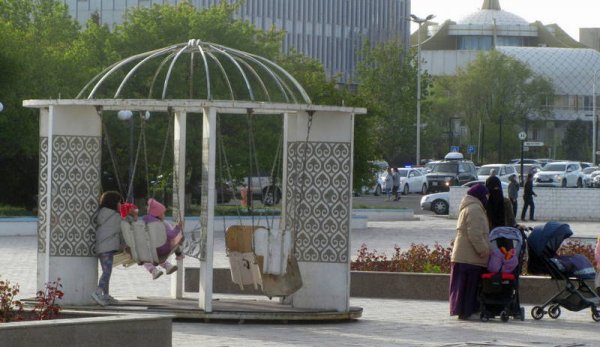 В каком состоянии качели на площади и на набережной Актау