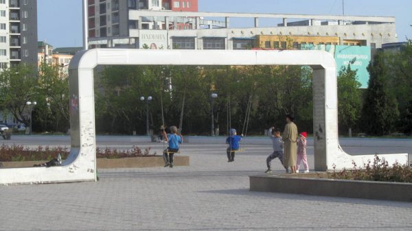 В каком состоянии качели на площади и на набережной Актау
