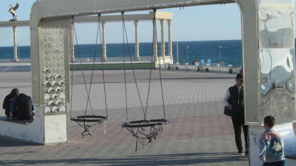 В каком состоянии качели на площади и на набережной Актау