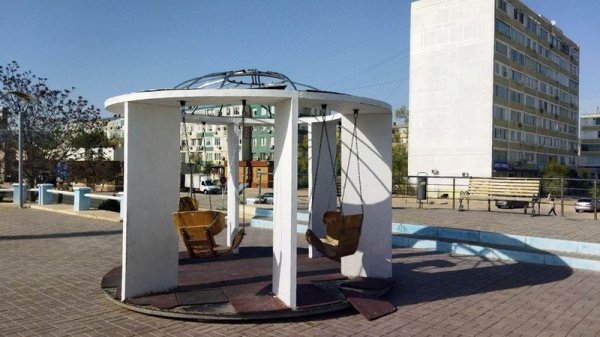 В каком состоянии качели на площади и на набережной Актау