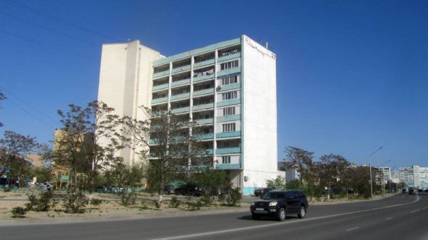 Плакаты сорвало с высоток в Актау