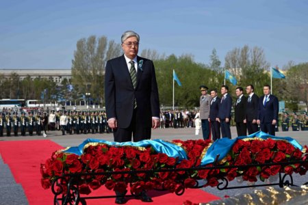 Президент Токаев возложил цветы к монументу "Отан Ана"