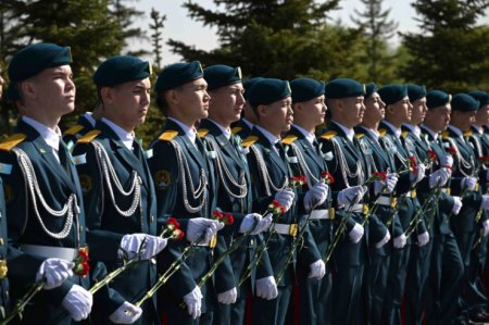 Президент Токаев возложил цветы к монументу "Отан Ана"