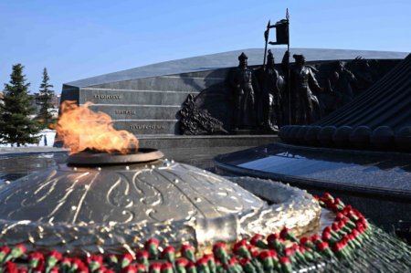 Президент Токаев возложил цветы к монументу "Отан Ана"