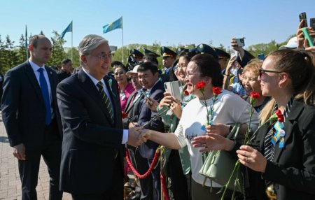 Президент Токаев возложил цветы к монументу "Отан Ана"
