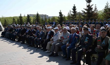 Президент Токаев возложил цветы к монументу "Отан Ана"