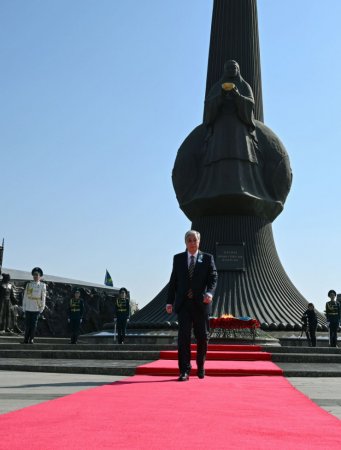 Президент Токаев возложил цветы к монументу "Отан Ана"