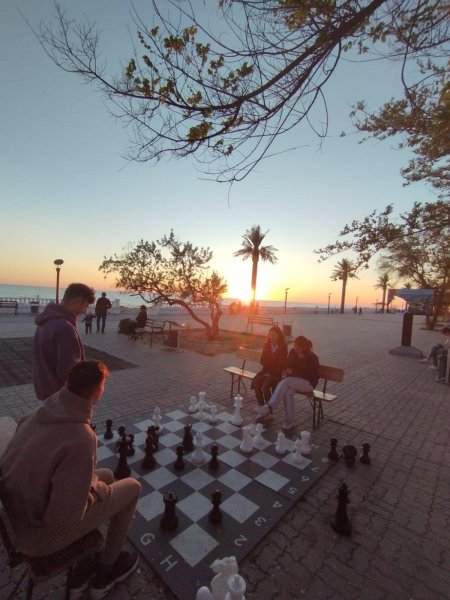 «За месяц лишились девяти комплектов»: шахматы воруют на набережной Актау