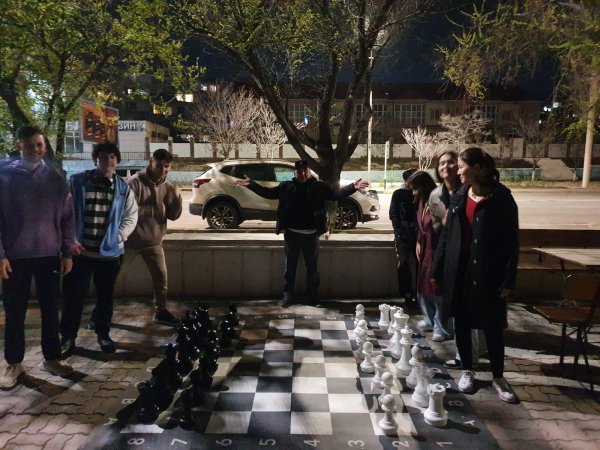 «За месяц лишились девяти комплектов»: шахматы воруют на набережной Актау