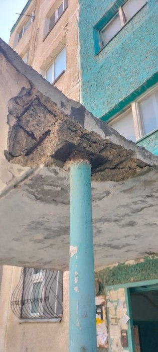 Один мужчина скончался и двое пострадали при обрушении бетонного козырька в Актау