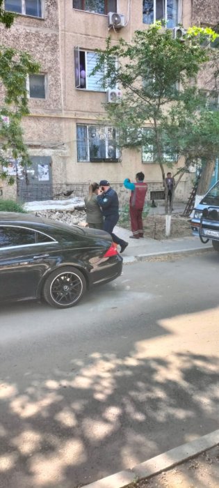 Один мужчина скончался и двое пострадали при обрушении бетонного козырька в Актау