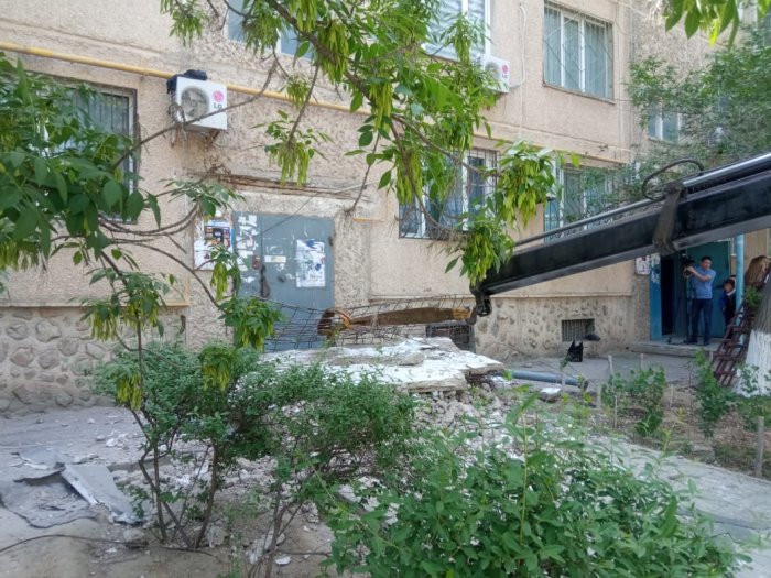 Пострадавшие от обрушения козырька рабочие занимались его демонтажом в Актау