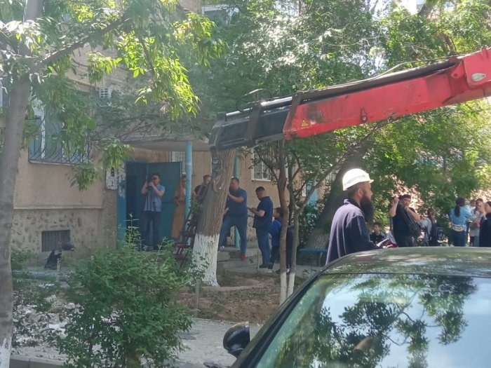 Пострадавшие от обрушения козырька рабочие занимались его демонтажом в Актау