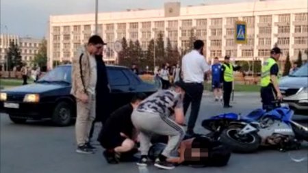 Мотоциклист разбился в центре Семея: жуткое видео сняли на месте ДТП