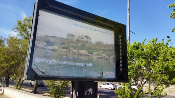 Кто займется разбитыми стендами на набережной Актау