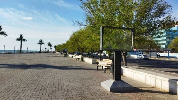 Кто займется разбитыми стендами на набережной Актау