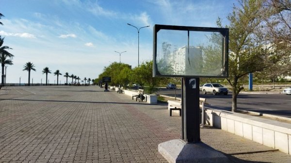 Кто займется разбитыми стендами на набережной Актау