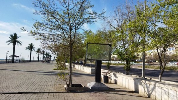 Кто займется разбитыми стендами на набережной Актау